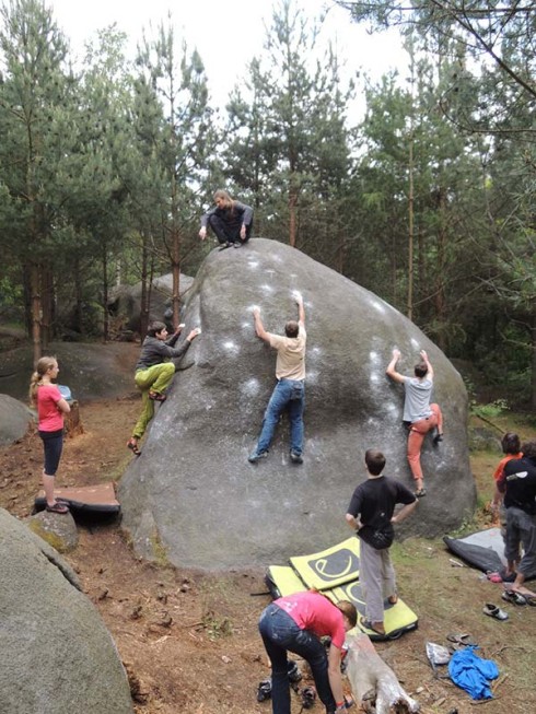 Wieviele Boulderer passen an einen Felsen?! :D